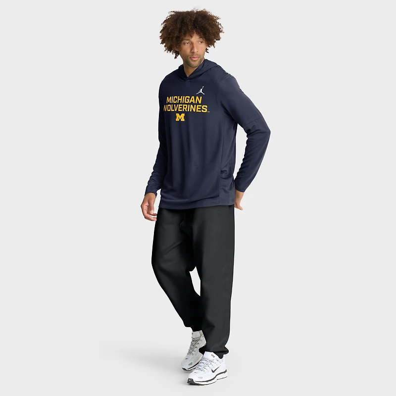 T-shirt à capuche et manches longues Jordan Brand Michigan Wolverines 2025 Sideline Dri-FIT bleu marine pour homme