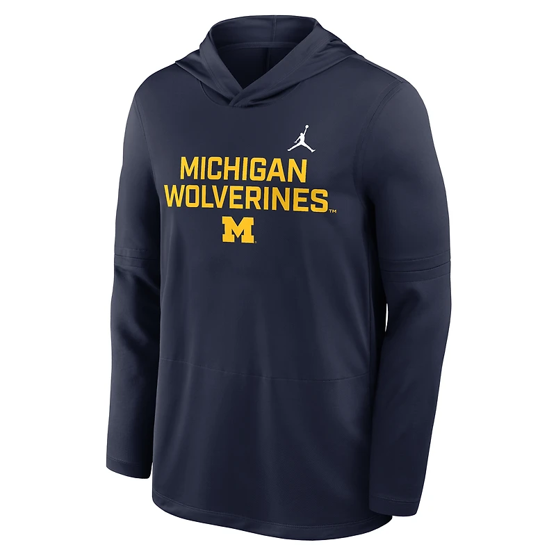 T-shirt à capuche et manches longues Jordan Brand Michigan Wolverines 2025 Sideline Dri-FIT bleu marine pour homme
