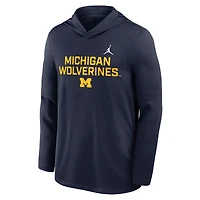 T-shirt à capuche et manches longues Jordan Brand Michigan Wolverines 2025 Sideline Dri-FIT bleu marine pour homme