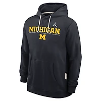 Sweat à capuche Jordan Brand bleu marine Michigan Wolverines 2025 Sideline Standard Issue Dri-FIT pour homme