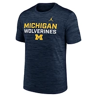 T-shirt Jordan Brand bleu marine Michigan Wolverines Campus Center Stack Velocity Performance pour homme