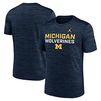 T-shirt Jordan Brand bleu marine Michigan Wolverines Campus Center Stack Velocity Performance pour homme