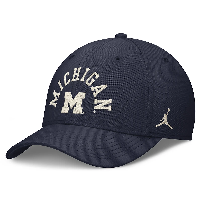 Casquette Jordan Brand bleu marine Michigan Wolverines Campus Prep à Swooshflex enchaîné et arqué pour homme