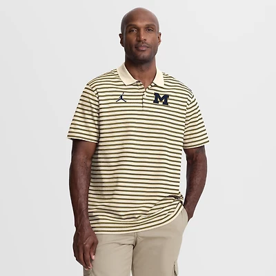 Polo Jordan Brand Dri-FIT rayé pour homme, marron clair/bleu marine, avec logo principal des Wolverines du Michigan