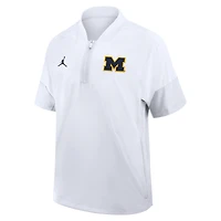 Veste d'entraîneur à manches courtes et fermeture éclair quart de tour pour homme Jordan Brand Michigan Wolverines 2025 blanche