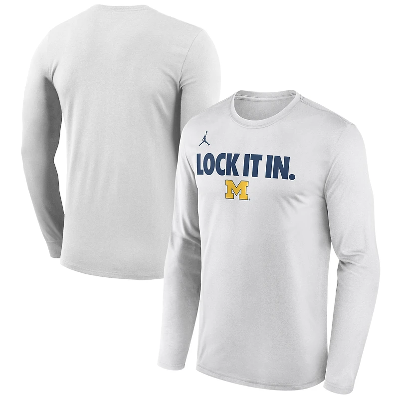 T-shirt à manches longues Jordan Brand blanc Michigan Wolverines 2026 pour homme, porté sur le banc de touche.