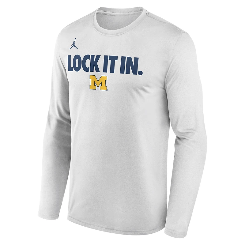 T-shirt à manches longues Jordan Brand blanc Michigan Wolverines 2026 pour homme, porté sur le banc de touche.