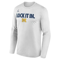 T-shirt à manches longues Jordan Brand blanc Michigan Wolverines 2026 pour homme, porté sur le banc de touche.