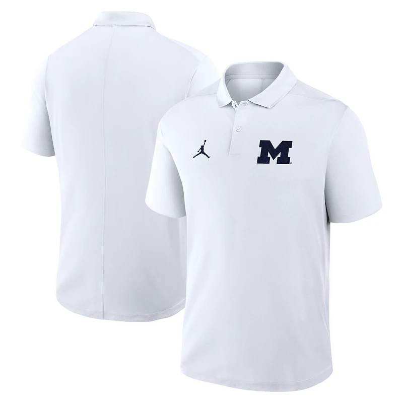 Polo Jordan Brand blanc pour homme avec logo principal des Michigan Wolverines Primetime Victory Performance