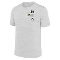 T-shirt Jordan Brand blanc pour homme, Michigan Wolverines, Velocity Stacked Performance
