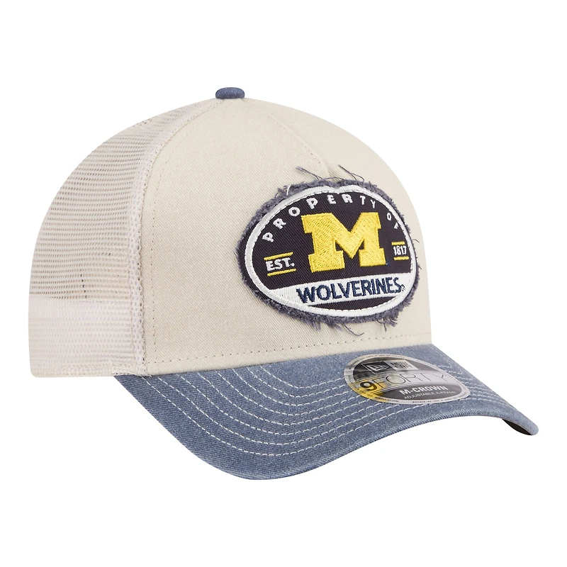 Casquette trucker ajustable New Era Stone/Navy Michigan Wolverines à écusson effiloché 9FORTY M-Crown A-Frame pour homme