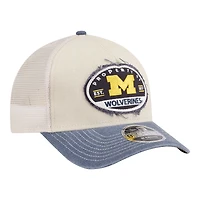 Casquette trucker ajustable New Era Stone/Navy Michigan Wolverines à écusson effiloché 9FORTY M-Crown A-Frame pour homme