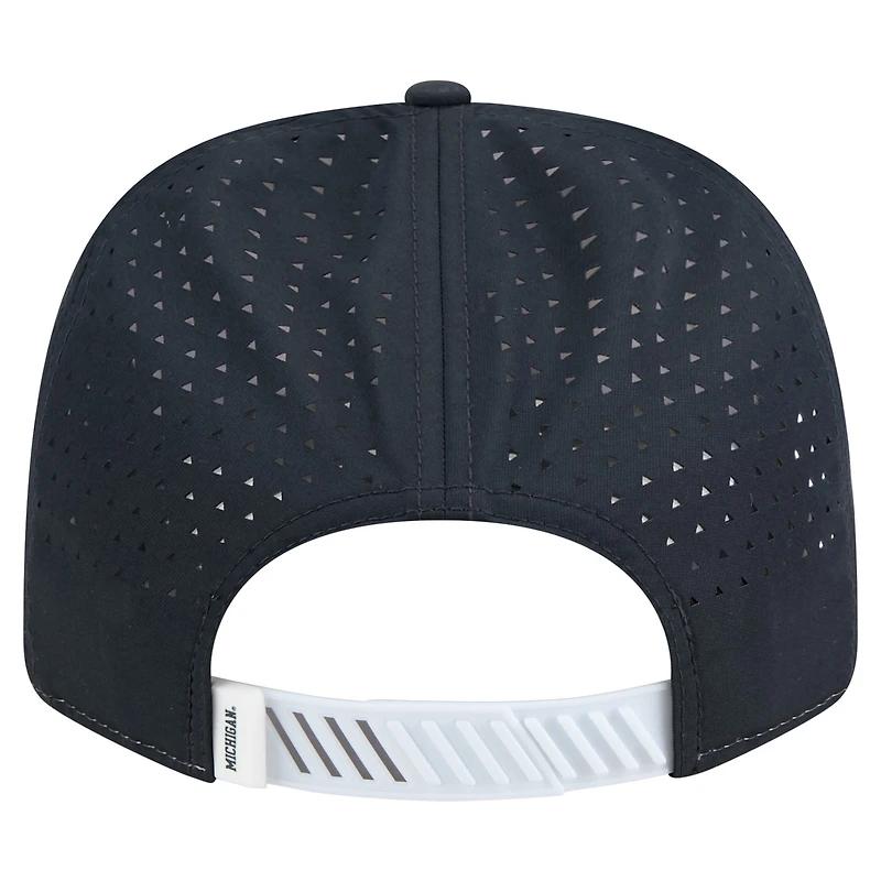 Casquette ajustable New Era 9SEVENTY blanche/bleu marine Michigan Wolverines pour homme, perforée et patchée