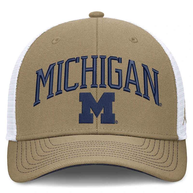 Casquette trucker unisexe Jordan Brand bleu marine/blanche Michigan Wolverines Primetime Arched, ajustable