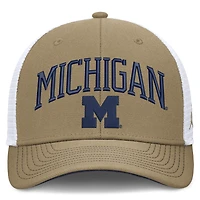 Casquette trucker unisexe Jordan Brand bleu marine/blanche Michigan Wolverines Primetime Arched, ajustable