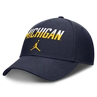 Casquette unisexe Jordan Brand bleu marine Michigan Wolverines 2026 On-Field Gameday Rise ajustable