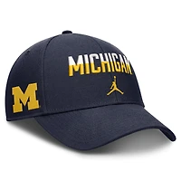 Casquette unisexe Jordan Brand bleu marine Michigan Wolverines 2026 On-Field Gameday Rise ajustable