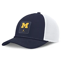 Casquette unisexe Jordan Brand bleu marine Michigan Wolverines 2026 On-Field Gameday Rope Trucker ajustable