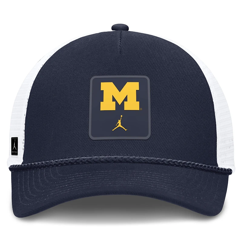 Casquette unisexe Jordan Brand bleu marine Michigan Wolverines 2026 On-Field Gameday Rope Trucker ajustable