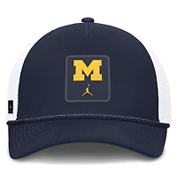 Casquette unisexe Jordan Brand bleu marine Michigan Wolverines 2026 On-Field Gameday Rope Trucker ajustable