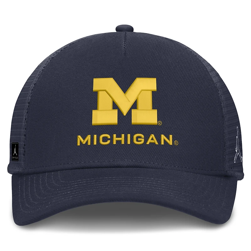 Casquette trucker unisexe Jordan Brand bleu marine Michigan Wolverines 2026 On-Field Gameday