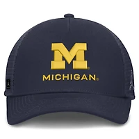 Casquette trucker unisexe Jordan Brand bleu marine Michigan Wolverines 2026 On-Field Gameday