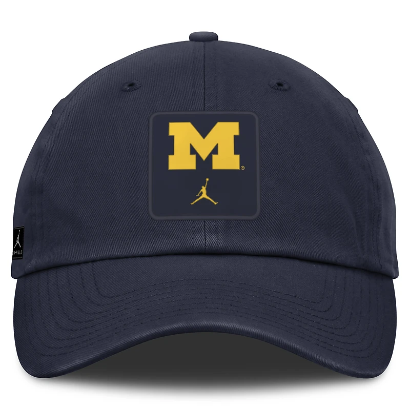 Casquette unisexe Jordan Brand bleu marine Michigan Wolverines 2026 Sideline Club ajustable