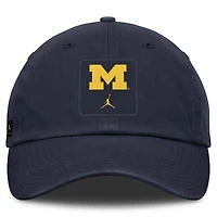 Casquette unisexe Jordan Brand bleu marine Michigan Wolverines 2026 Sideline Club ajustable