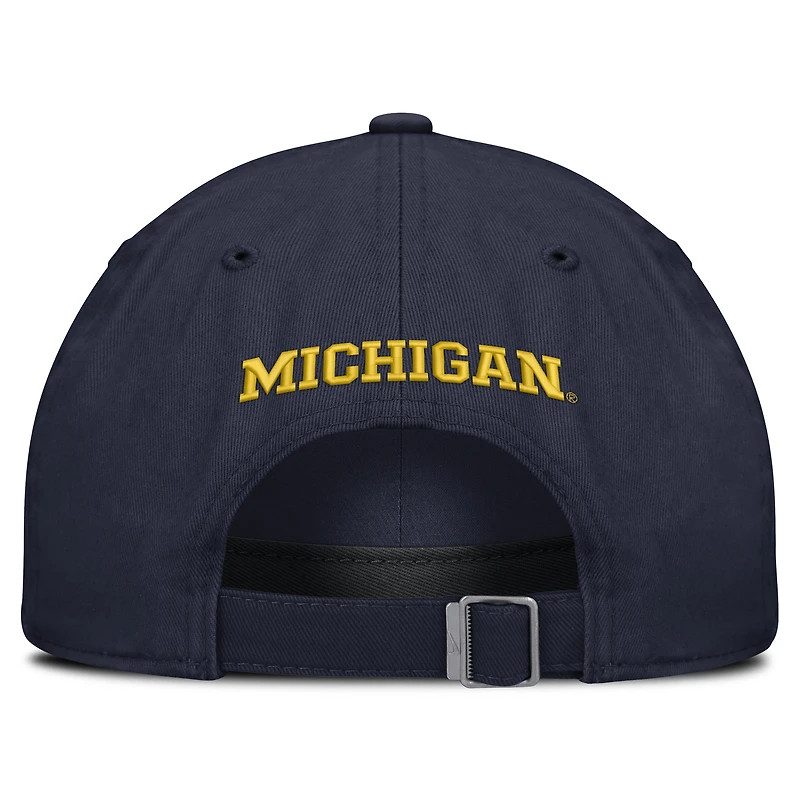 Casquette unisexe Jordan Brand bleu marine Michigan Wolverines 2026 Sideline Club ajustable