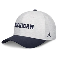 Casquette unisexe Jordan Brand blanche/marine Michigan Wolverines Primetime Rise ajustable