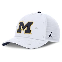 Casquette unisexe Jordan Brand blanche Michigan Wolverines Country Club Golfin' Rise Trucker ajustable