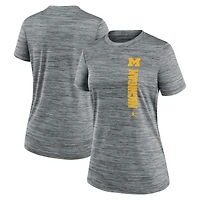 T-shirt Nike Michigan Wolverines Velocity Performance gris pour femme