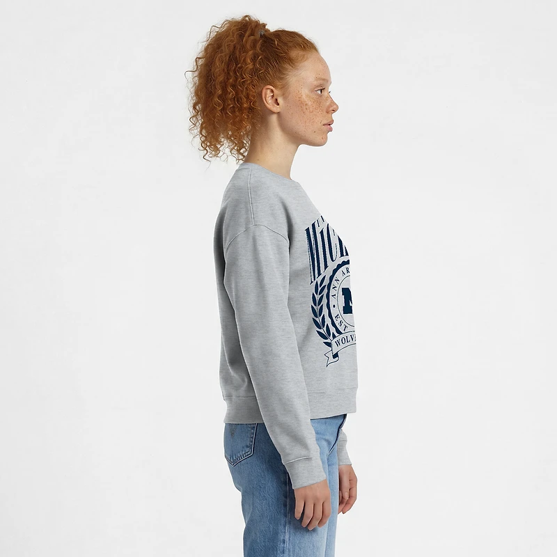 Sweat-shirt à col rond Powerblend gris chiné pour femme, modèle Champion, avec écusson académique des Michigan Wolverines.