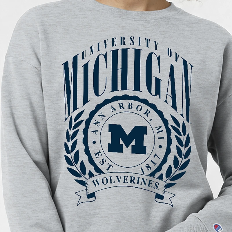 Sweat-shirt à col rond Powerblend gris chiné pour femme, modèle Champion, avec écusson académique des Michigan Wolverines.