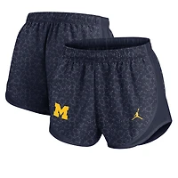 Short Nike bleu marine Michigan Wolverines Tempo Pattern Dri-FIT pour femme