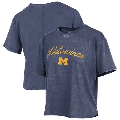 T-shirt Pressbox bleu marine pour femme, Michigan Wolverines, style vintage, longueur taille, logo superposé à l'écriture cursive