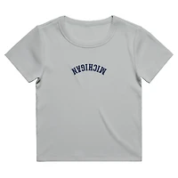 T-shirt court côtelé gris à broderie inversée des Michigan Wolverines de Uscape Apparel pour femmes