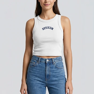 Débardeur court côtelé blanc à broderie inversée des Michigan Wolverines de Uscape Apparel pour femme