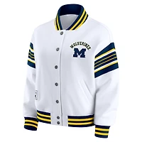 Veste sweat-shirt en polaire à boutons-pression et point satin blanc/bleu marine des Wolverines du Michigan pour femme par Erin Andrews