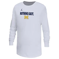 T-shirt à manches longues pour jeunes Jordan Brand Michigan Wolverines 2025 On-Court Bench blanc