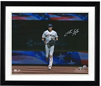 Photo dédicacée de Christian Yelich (Milwaukee Brewers) entrant sur le terrain (40,6 x 50,8 cm) - Édition limitée à 100 exemplaires