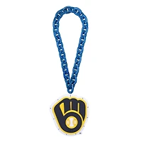 Les Brewers de Milwaukee illuminent une chaîne de fans avec un grand logo