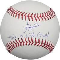 Jesús a fabriqué une balle de baseball autographiée des Milwaukee Brewers avec l'inscription « This Is My Crew ».