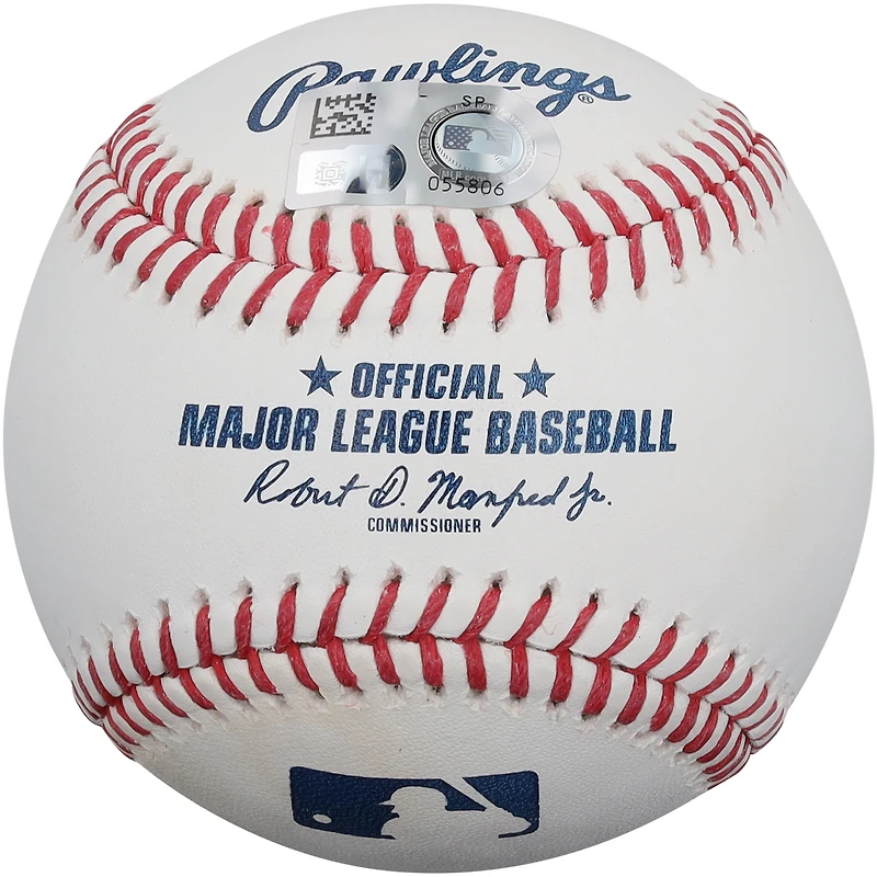 Jesús a fabriqué une balle de baseball autographiée des Brewers de Milwaukee