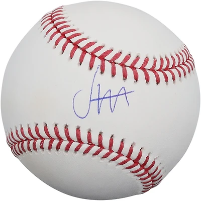 Jesús a fabriqué une balle de baseball autographiée des Brewers de Milwaukee