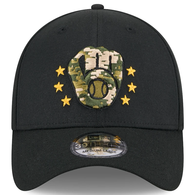 Casquette flexible 39THIRTY pour la Journée des forces armées 2024 Milwaukee Brewers New Era noire hommes