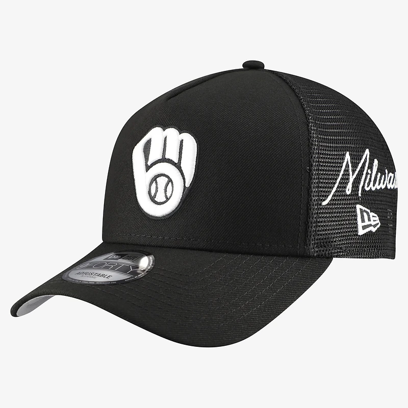 Casquette trucker New Era noire pour homme, modèle 9FORTY, logo Milwaukee Brewers, style A-Frame, avec inscription latérale.