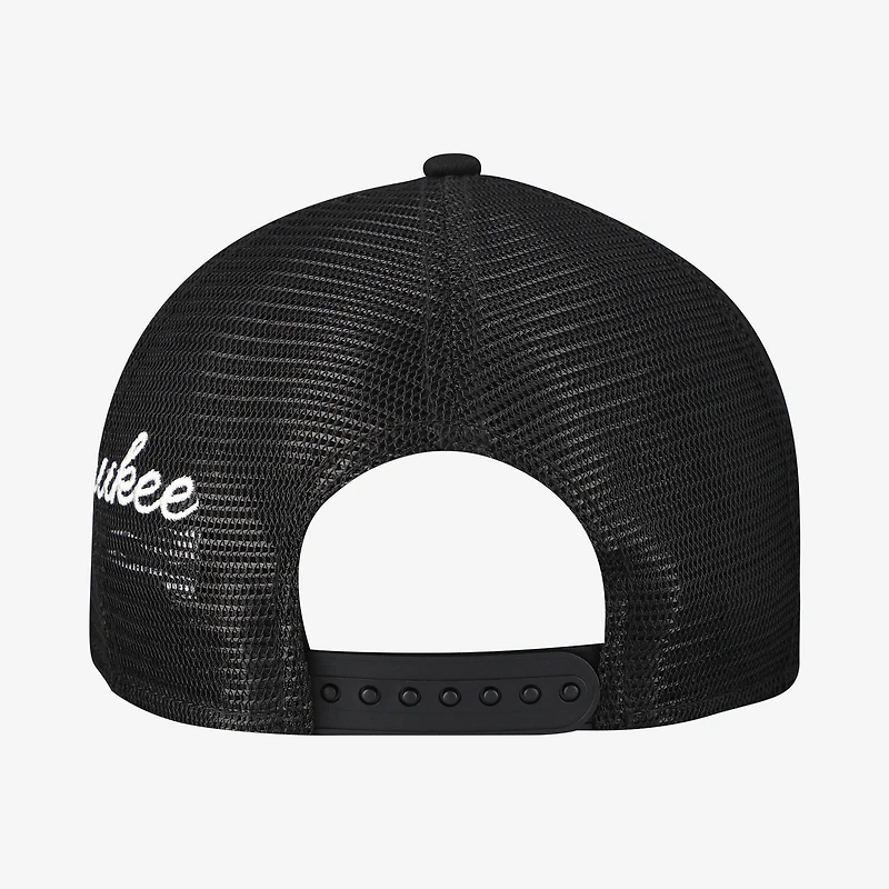 Casquette trucker New Era noire pour homme, modèle 9FORTY, logo Milwaukee Brewers, style A-Frame, avec inscription latérale.