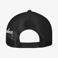 Casquette trucker New Era noire pour homme, modèle 9FORTY, logo Milwaukee Brewers, style A-Frame, avec inscription latérale.