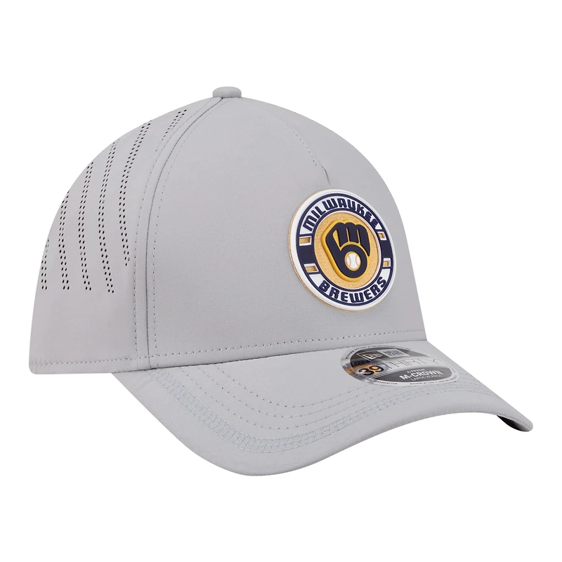 Casquette New Era grise pour homme avec écusson des Milwaukee Brewers, modèle 39THIRTY, monture A, couronne perforée et flexible.